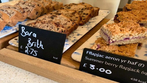 Mwynhewch gacennau, sgons a danteithion yn y bwyty yng Nghastell y Waun